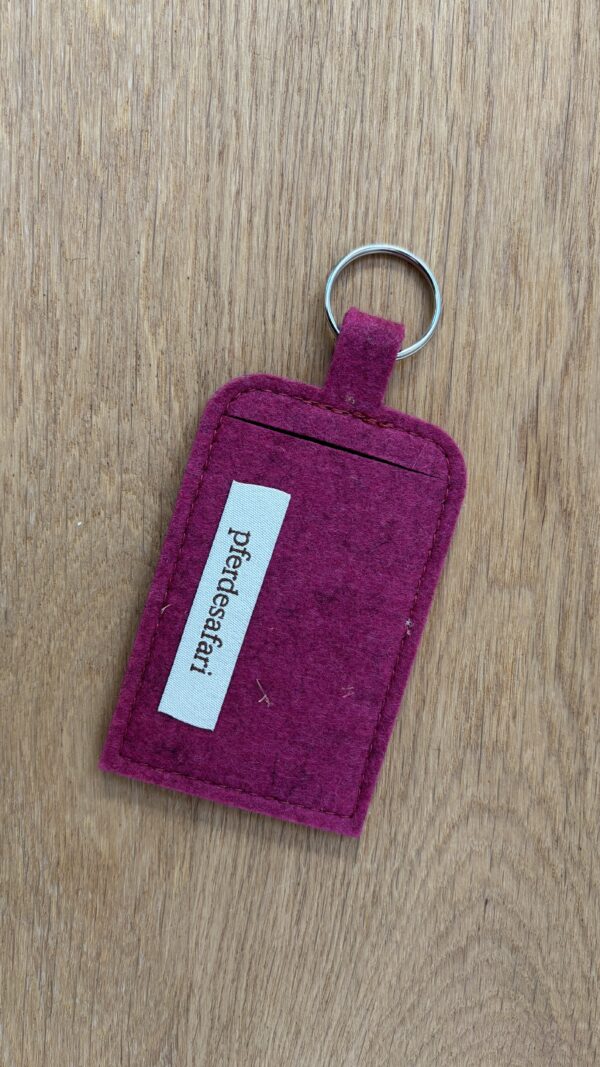 Kofferanhänger aus Naturfilz fuchsia