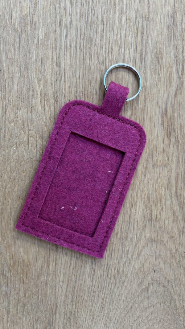 Kofferanhänger aus Naturfilz fuchsia