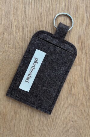 Kofferanhänger aus Naturfilz braun